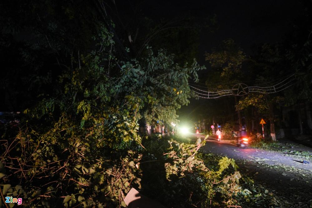 Thành phố Quảng Ngãi tối mịt sau bão số 9-3