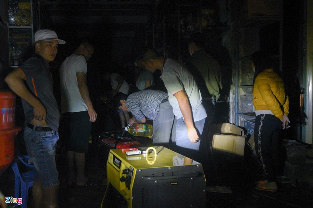 Thành phố Quảng Ngãi tối mịt sau bão số 9-6