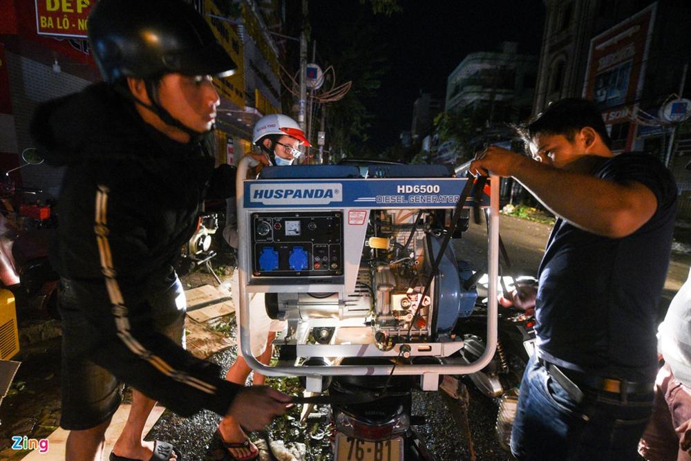 Thành phố Quảng Ngãi tối mịt sau bão số 9-7