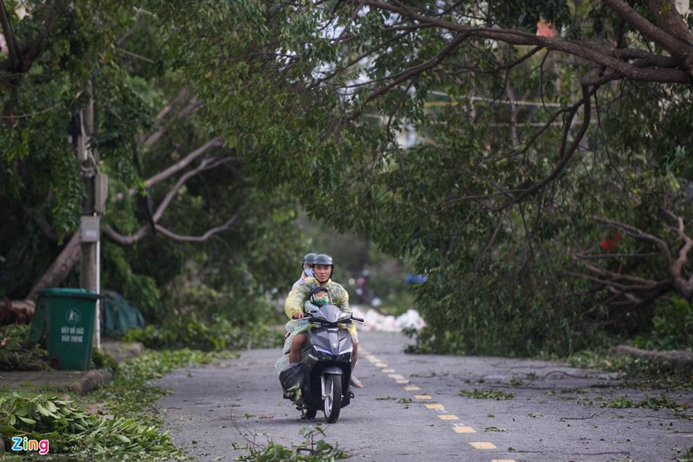 Thành phố Quảng Ngãi tối mịt sau bão số 9-8