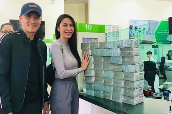 Từ sáng sớm, vợ chồng Công Vinh - Thủy Tiên đã tất bật đi rút tiền để hỗ trợ cho bà con Quảng Bình