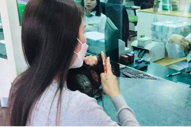 Từ sáng sớm, vợ chồng Công Vinh - Thủy Tiên đã tất bật đi rút tiền để hỗ trợ cho bà con Quảng Bình-2