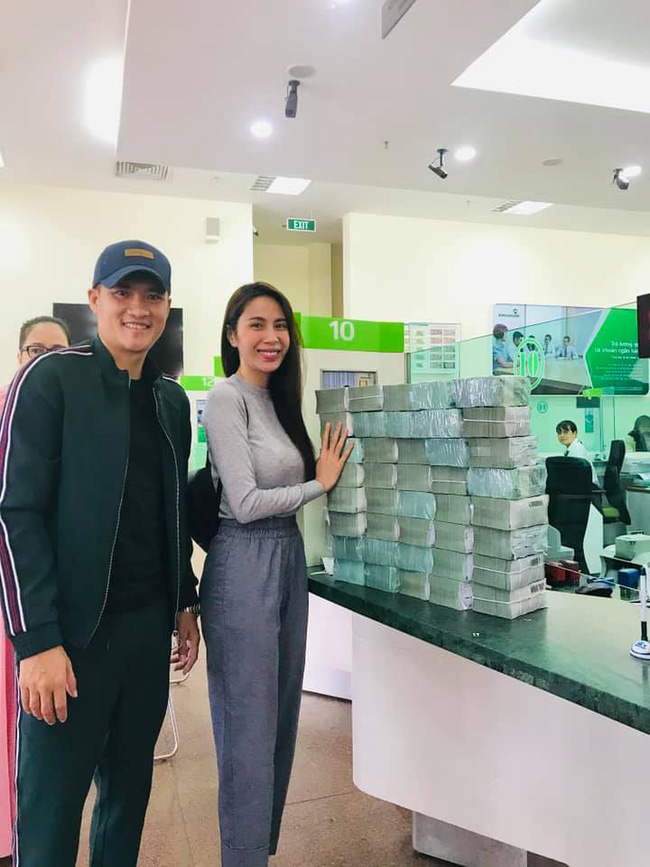 Từ sáng sớm, vợ chồng Công Vinh - Thủy Tiên đã tất bật đi rút tiền để hỗ trợ cho bà con Quảng Bình-1