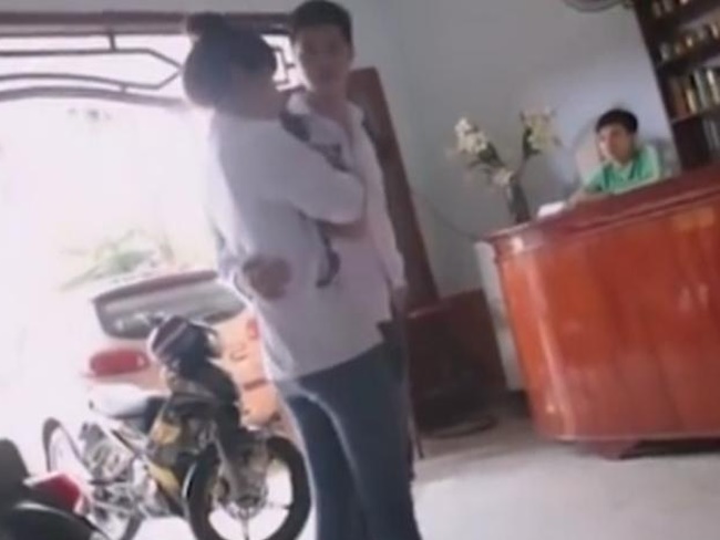 Chuyên gia giáo dục chỉ ra 4 điều khiến bố mẹ sợ hết hồn khi con yêu sớm, hãi nhất là cảnh các cô cậu dẫn nhau vào nhà nghỉ-1