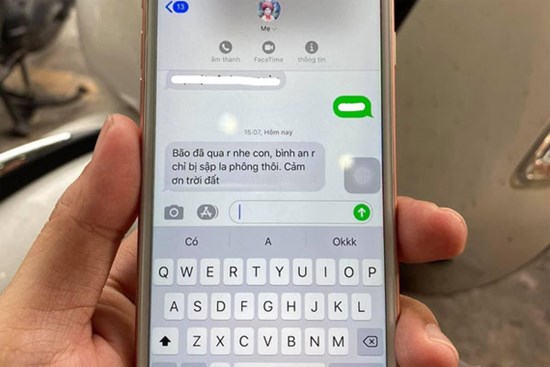 Nghẹn ngào dòng tin nhắn sau bão mẹ gửi cho con đi học xa nhà: Chỉ sập la phông thôi, cảm tạ trời đất!