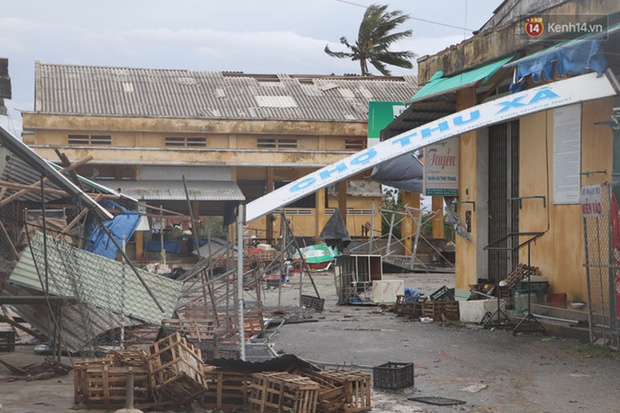 Nghẹn ngào dòng tin nhắn sau bão mẹ gửi cho con đi học xa nhà: Chỉ sập la phông thôi, cảm tạ trời đất!-1