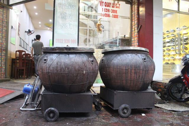 Nướng vịt trong lu đất khủng, ông chủ Hà Nội bán vèo cả trăm con 1 ngày-1