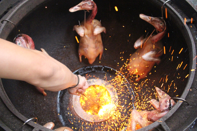 Nướng vịt trong lu đất khủng, ông chủ Hà Nội bán vèo cả trăm con 1 ngày-2