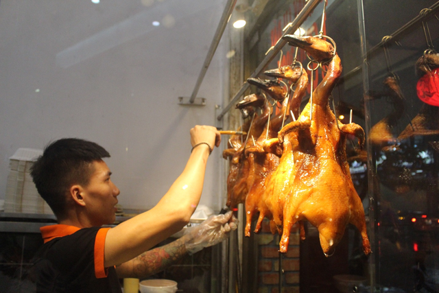 Nướng vịt trong lu đất khủng, ông chủ Hà Nội bán vèo cả trăm con 1 ngày-4