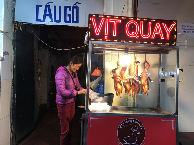 Nướng vịt trong lu đất khủng, ông chủ Hà Nội bán vèo cả trăm con 1 ngày-6