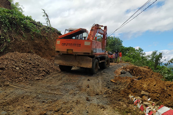 Clip kinh hoàng ở Quảng Nam: Người phụ nữ bị lũ quét cuốn phăng giữa đường, thoát chết thần kỳ nhờ được người dân kéo lại-2