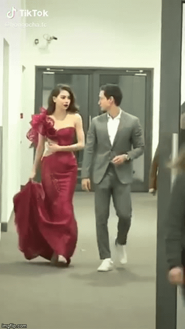 Hot lại clip Hà Hồ ríu rít cùng Kim Lý tại hậu trường sự kiện, hành động vô tư của đàng trai gây tranh cãi-1