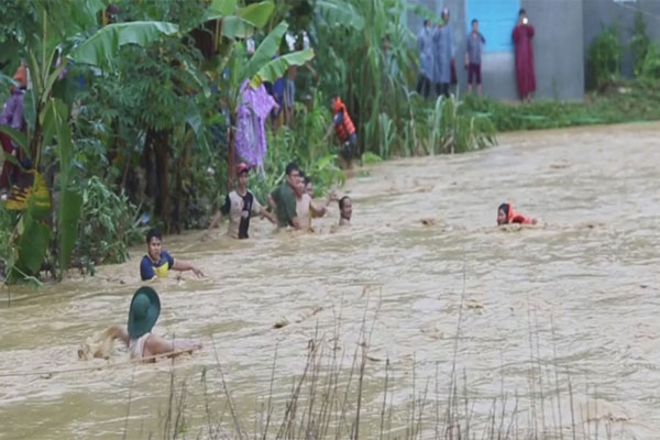 Người dân bật khóc vì trắng tay sau cơn lũ dữ-1