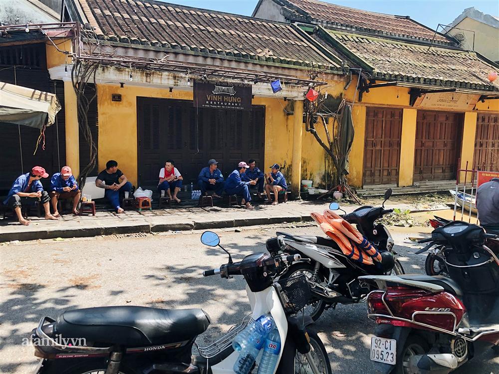Hội An tan hoang sau bão số 9, những rặng hoa giấy rực rỡ ngày thường nay bỗng hóa xác xơ, nước sông Hoài dâng lên ngập cả nhiều tuyến đường trung tâm phố cổ-4