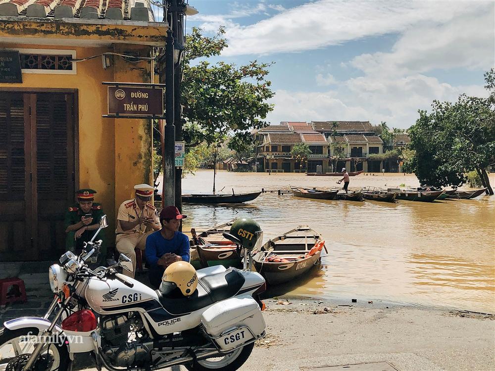 Hội An tan hoang sau bão số 9, những rặng hoa giấy rực rỡ ngày thường nay bỗng hóa xác xơ, nước sông Hoài dâng lên ngập cả nhiều tuyến đường trung tâm phố cổ-5