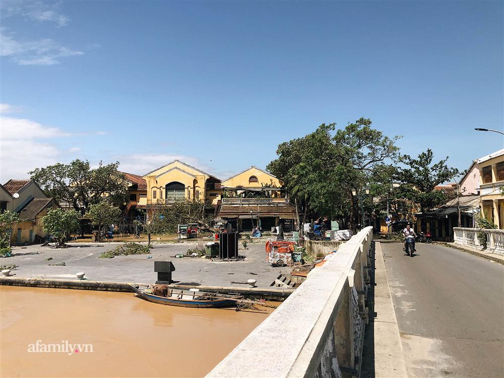 Hội An tan hoang sau bão số 9, những rặng hoa giấy rực rỡ ngày thường nay bỗng hóa xác xơ, nước sông Hoài dâng lên ngập cả nhiều tuyến đường trung tâm phố cổ-10