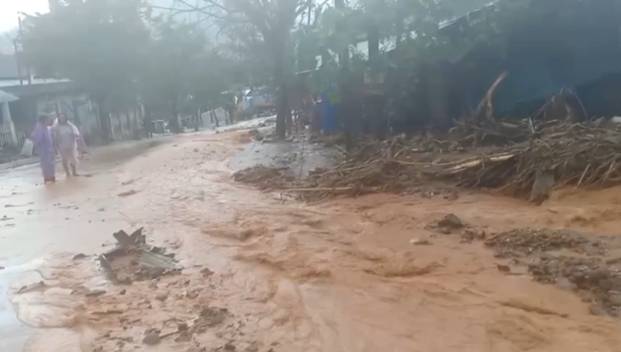 Clip: Những hình ảnh đầu tiên về hiện trường vụ sạt lở khiến 8 người chết ở xã Trà Vân, Nam Trà My-7