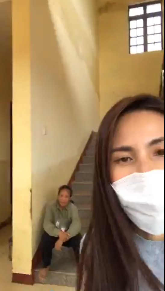 Thủy Tiên chiều ngày thứ ba cứu trợ miền Trung ngập lụt: Tình hình trật tự khó kiểm soát-5