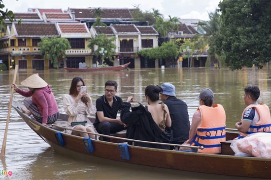 Du khách thuê thuyền tham quan phố cổ Hội An