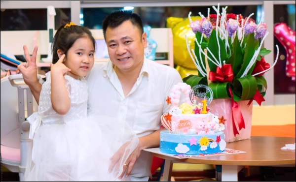 Kết hôn lần 2 với vợ giảng viên kém 12 tuổi, NSND Tự Long&nbsp;bị bình luận: Đẻ toàn con gái,&nbsp;danh hài&nbsp;liền có ngay phản ứng khéo léo-4