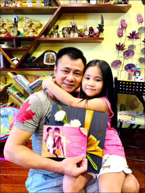 Kết hôn lần 2 với vợ giảng viên kém 12 tuổi, NSND Tự Long bị bình luận: Đẻ toàn con gái, danh hài liền có ngay phản ứng khéo léo-9