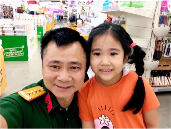 Kết hôn lần 2 với vợ giảng viên kém 12 tuổi, NSND Tự Long&nbsp;bị bình luận: Đẻ toàn con gái,&nbsp;danh hài&nbsp;liền có ngay phản ứng khéo léo-8