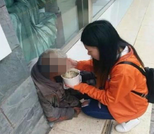 Thương bà cụ ngồi ăn xin ngoài đường, hôm nào tôi cũng biếu 20 nghìn nhưng một lần thấy thứ này hiện ra từ áo bà thì choáng nặng-1