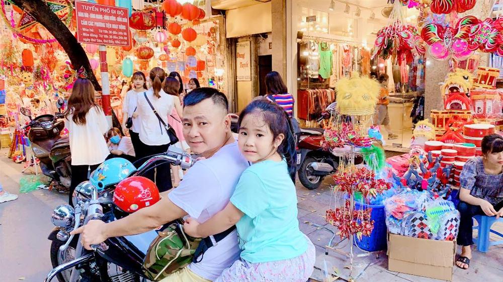 Kết hôn lần 2 với vợ giảng viên kém 12 tuổi, NSND Tự Long&nbsp;bị bình luận: Đẻ toàn con gái,&nbsp;danh hài&nbsp;liền có ngay phản ứng khéo léo-2