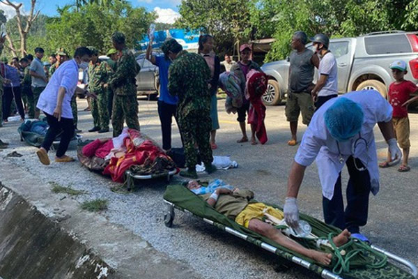 Gào khóc tìm kiếm người thân dưới đất đá ở Trà Leng-10