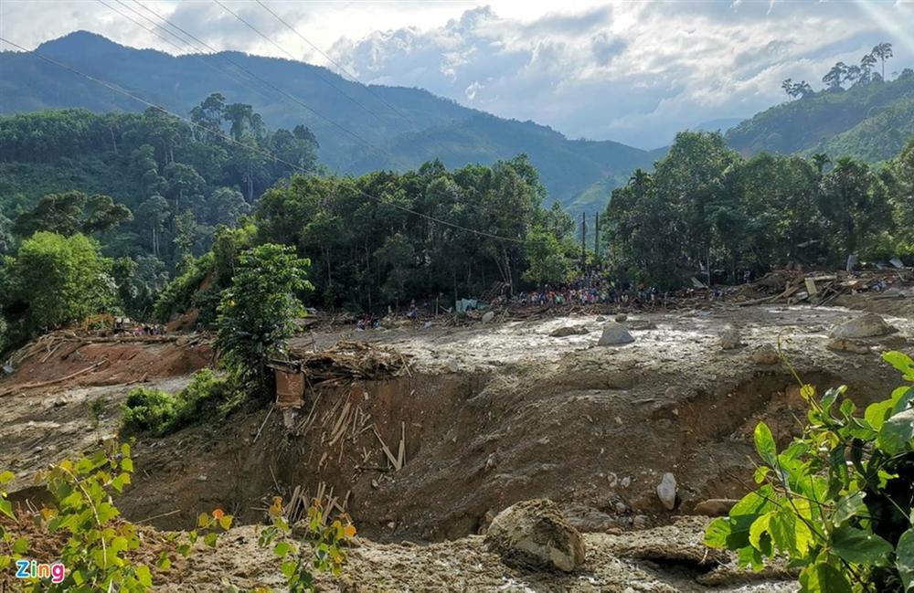 Gào khóc tìm kiếm người thân dưới đất đá ở Trà Leng-1