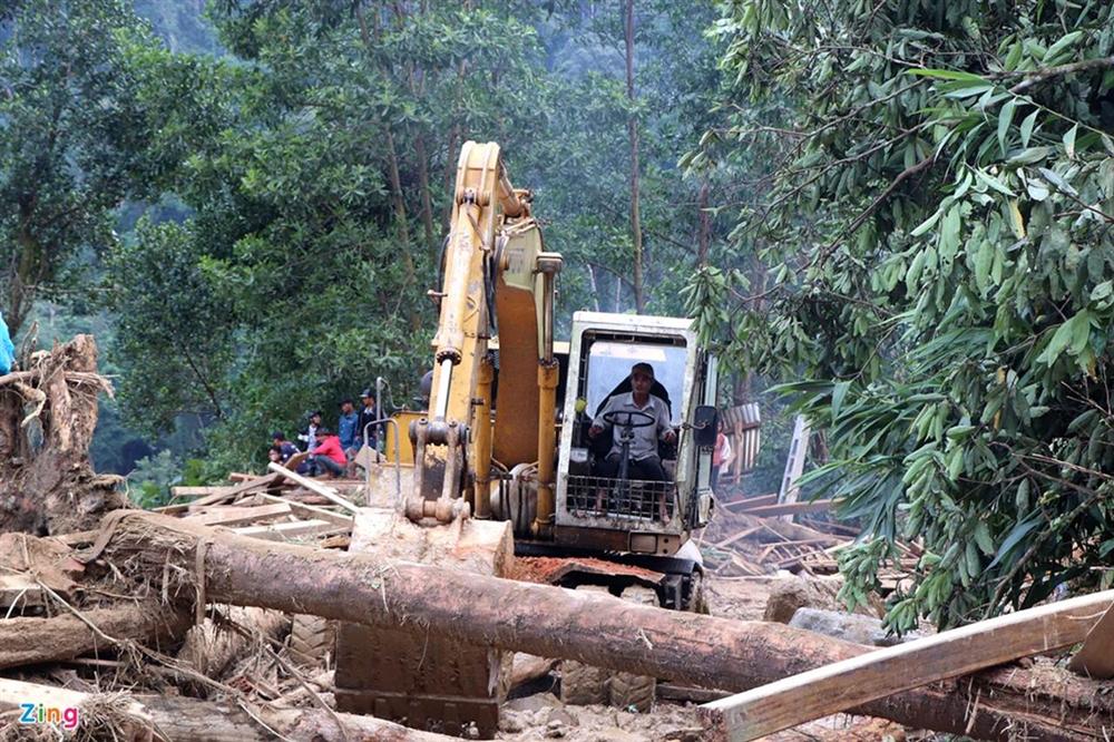 Gào khóc tìm kiếm người thân dưới đất đá ở Trà Leng-2