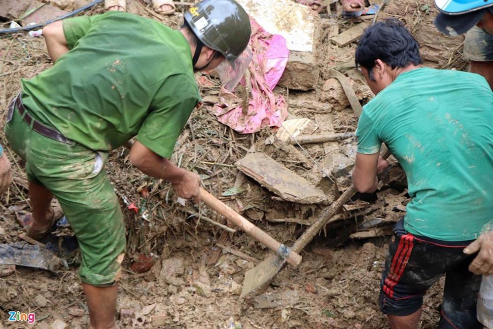 Gào khóc tìm kiếm người thân dưới đất đá ở Trà Leng-4