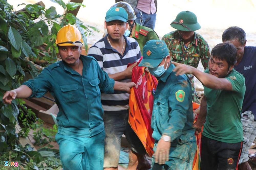 Gào khóc tìm kiếm người thân dưới đất đá ở Trà Leng-6