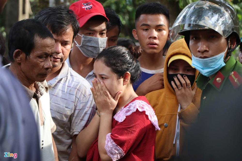 Gào khóc tìm kiếm người thân dưới đất đá ở Trà Leng-8