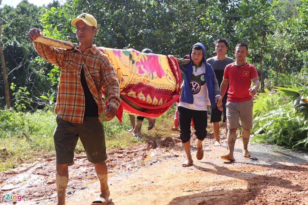 Gào khóc tìm kiếm người thân dưới đất đá ở Trà Leng-9