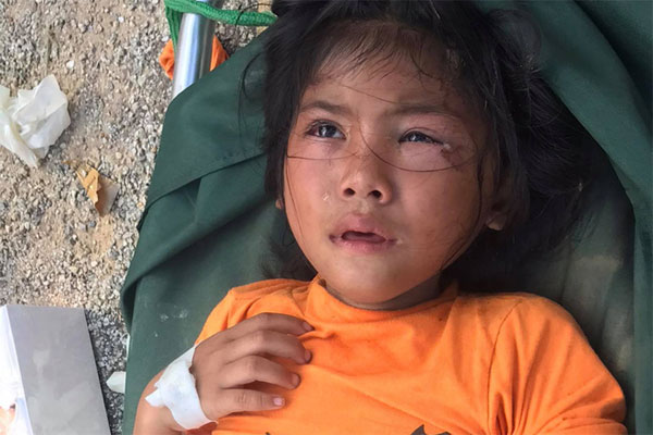 Nữ sinh Trà Leng gục khóc bên mộ của cha, mẹ-3