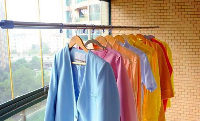 Phơi quần áo len hay lụa tơ tằm mà không biết đến cách này thì chỉ khiến quần áo nhanh bạc màu, bai nhão, hư hỏng!-1