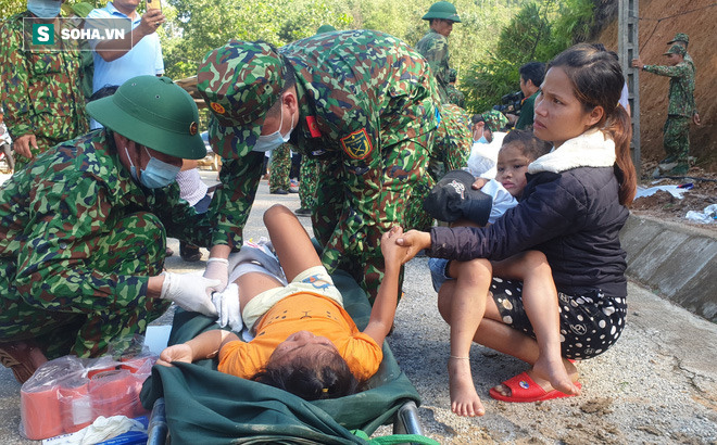 Lời kể hãi hùng từ hiện trường sạt lở Trà Leng: Nổ một tiếng lớn, cả nhà bị vùi lấp hết, cha chết rồi...-1