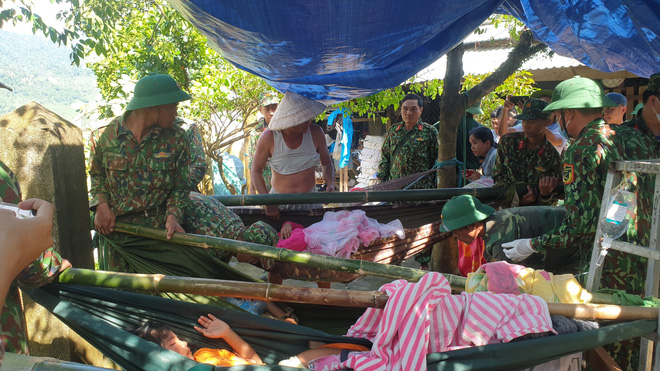 Lời kể hãi hùng từ hiện trường sạt lở Trà Leng: Nổ một tiếng lớn, cả nhà bị vùi lấp hết, cha chết rồi...-3