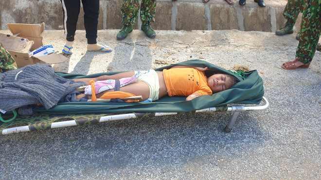 Lời kể hãi hùng từ hiện trường sạt lở Trà Leng: Nổ một tiếng lớn, cả nhà bị vùi lấp hết, cha chết rồi...-4