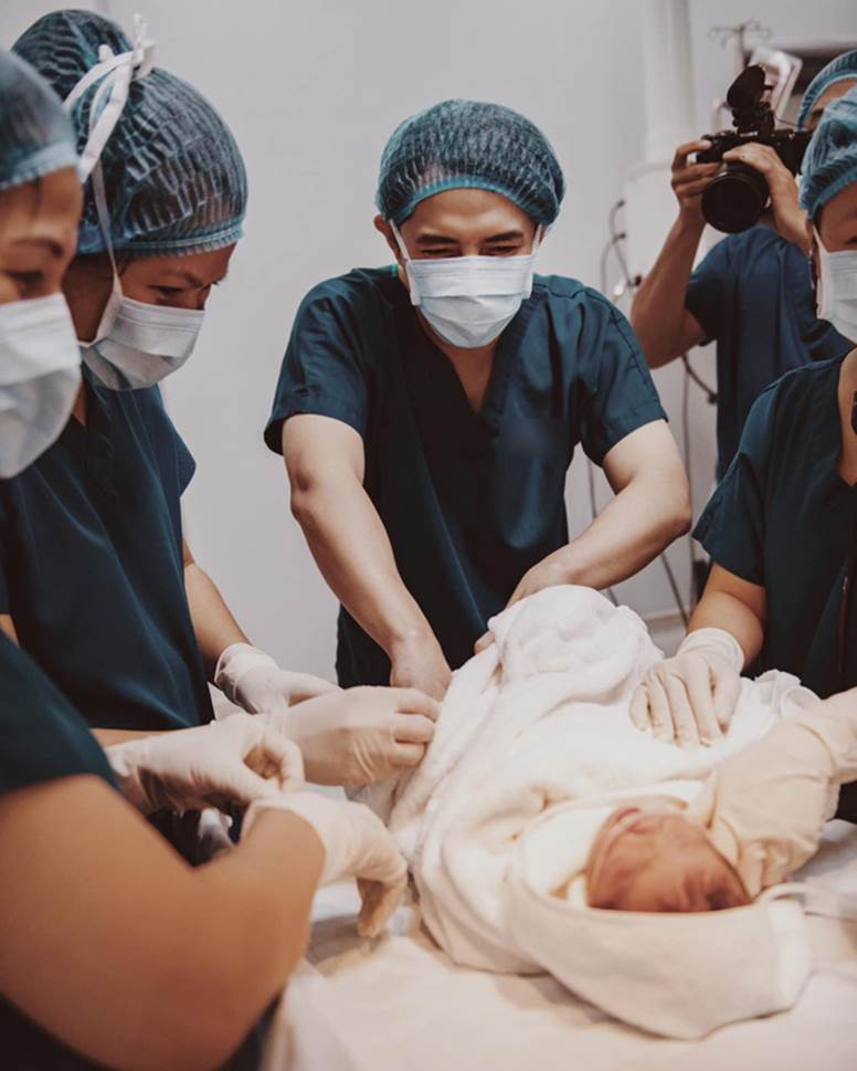 Đông Nhi tung trọn khoảnh khắc sinh nở bên Ông Cao Thắng, viết tâm thư hé lộ điều hối tiếc không thể thực hiện khi con chào đời!-4