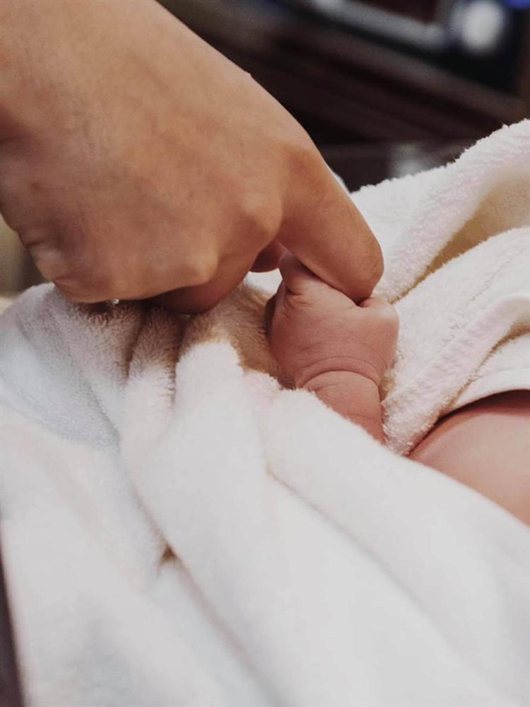 Đông Nhi tung trọn khoảnh khắc sinh nở bên Ông Cao Thắng, viết tâm thư hé lộ điều hối tiếc không thể thực hiện khi con chào đời!-5
