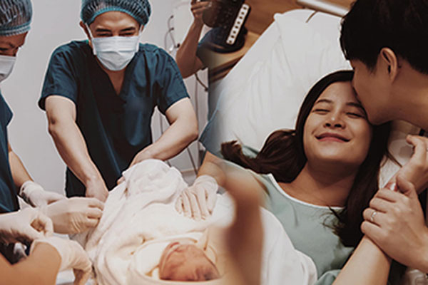 Đông Nhi đăng ảnh ông bố bỉm sữa Ông Cao Thắng vừa ôm con vừa ngủ gật cùng lời thú nhận: Cuộc sống 5 ngày qua có hơi đảo lộn-2