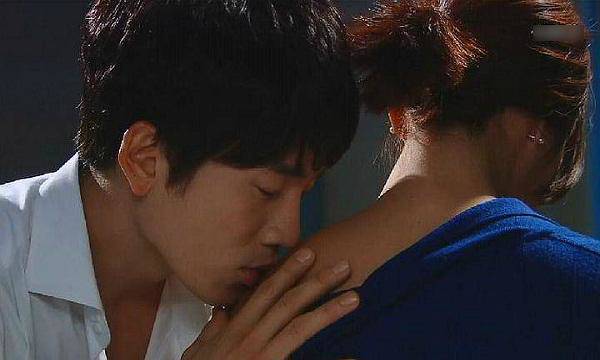 Nhìn vợ bạn nóng bỏng trong bộ bikini, đêm về chồng thủ thỉ câu khiến tôi nghẹn ngào-2