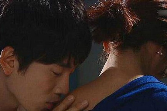 Nhìn vợ bạn nóng bỏng trong bộ bikini, đêm về chồng thủ thỉ câu khiến tôi nghẹn ngào