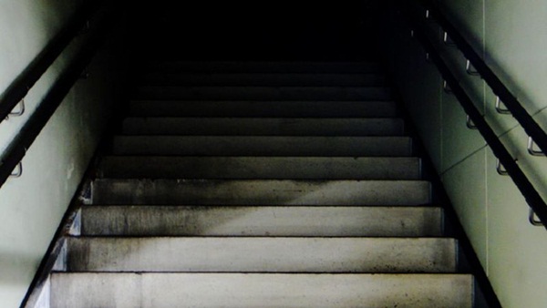 5 câu chuyện học đường ghê rợn tại Nhật Bản: Phím đàn máu, cô gái trong toilet và những cây anh đào lớn lên từ xác chết-6