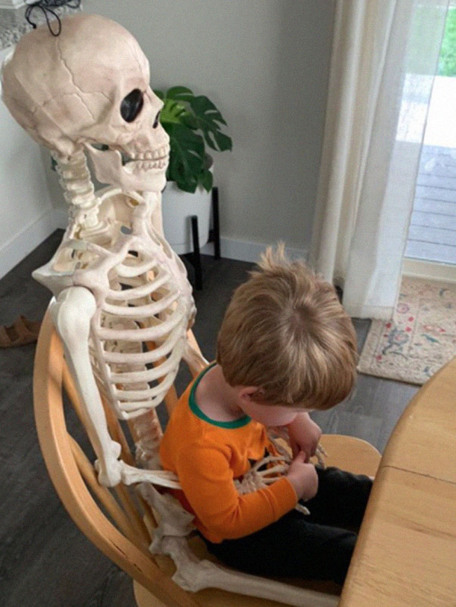 Xuống dọn kho cùng mẹ, bé trai đã tìm thấy chân ái của đời mình, nhưng ai cũng phải ngã ngửa khi biết danh tính người bạn này-7