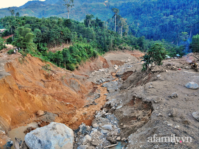 CẬN CẢNH: Quả đồi bị xé toạc làm đôi và nước mắt người Quảng Nam dưới lớp đất đá tại hiện trường vụ sạt lở kinh hoàng-2