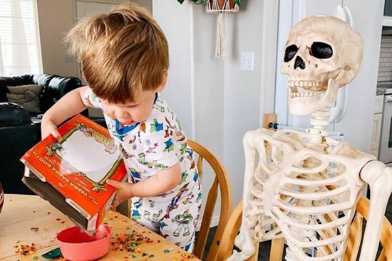 Xuống dọn kho cùng mẹ, bé trai đã tìm thấy 