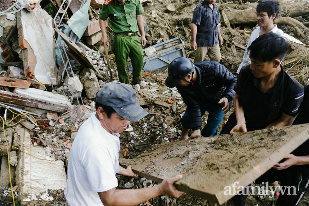 CẬN CẢNH: Quả đồi bị xé toạc làm đôi và nước mắt người Quảng Nam dưới lớp đất đá tại hiện trường vụ sạt lở kinh hoàng-6